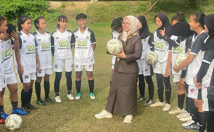 Wakil Ketua DPRD, Gresik Nur Saidah, saat memberi dukungan kepada pemain sepak bola wanita dari Kota Pudak yang akan berlaga di Porprov Jatim 2022. Foto: SYUHUD/BANGSAONLINE
