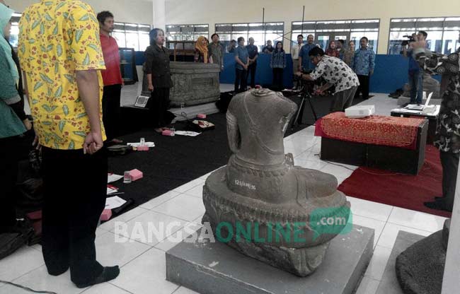 Para seniman saat berkumpul di Museum Airlangga Kota Kediri menggelar diskusi pelestarian cagar budaya. foto: arif kurniawan/ BANGSAONLINE