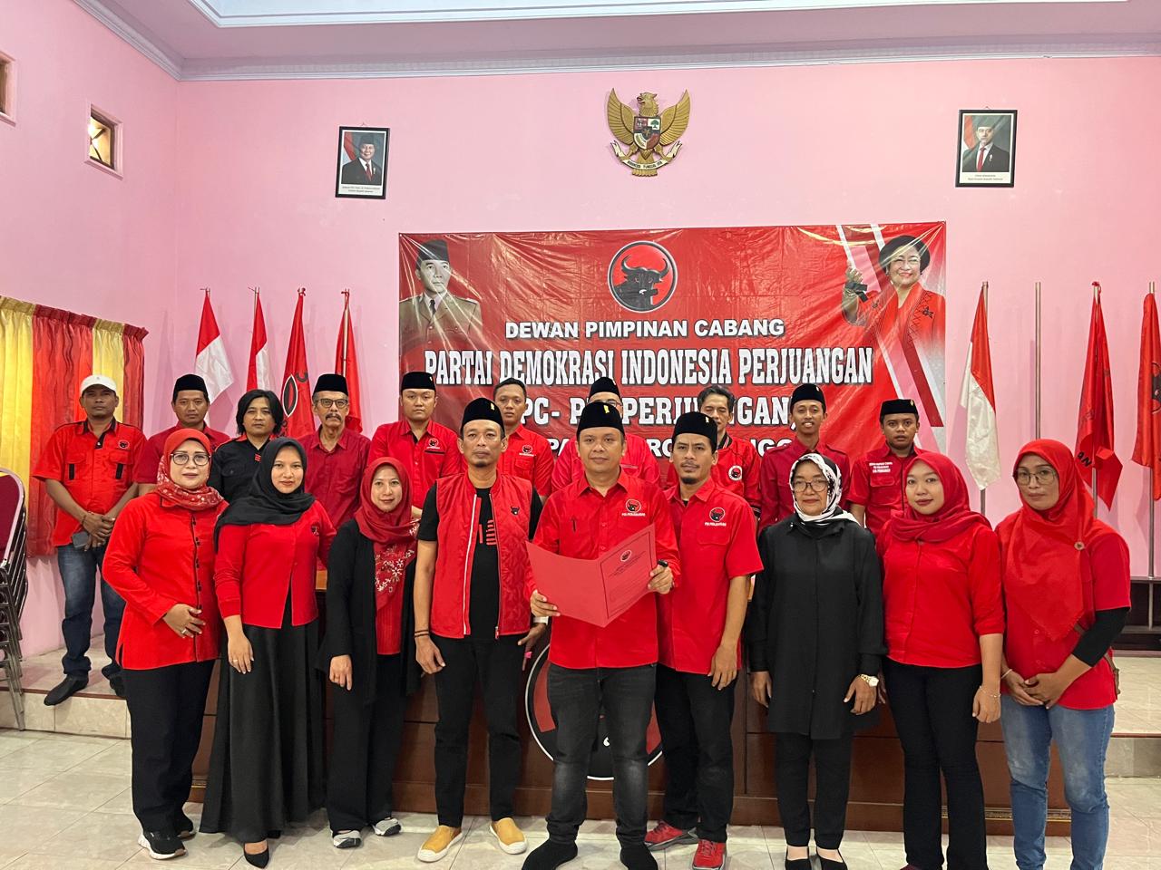Ketua dan Seluruh Pengurus DPC PDI-P Kabupaten Probolinggo sat deklarasi komitmen program kerja di kantor DPC Dringu