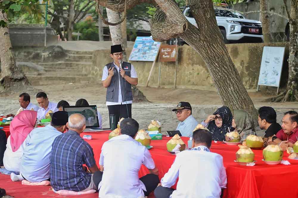 Bupati Arifin menyampaikan aspirasinya kepada Pemprov dan DPRD Jatim saat kunjungan di Trenggalek, di kawasan Pantai Mutiara. (Ist)