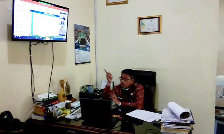 Ahmad Hafid, Kepala Disnak Bangkalan saat mengikuti rakor dengan Kementan yang digelar secara virtual, Selasa (7/4).