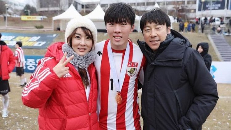 Shin Tae-yong dan anaknya. Foto: lambeturah.co.id