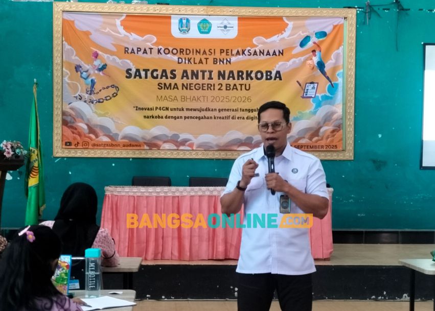 Pemateri dari BNN Kota Batu saat menyampaikan materi tentang aspek hukum penyalahgunaan narkoba. Foto: Agus Salimullah/BANGSAONLINE