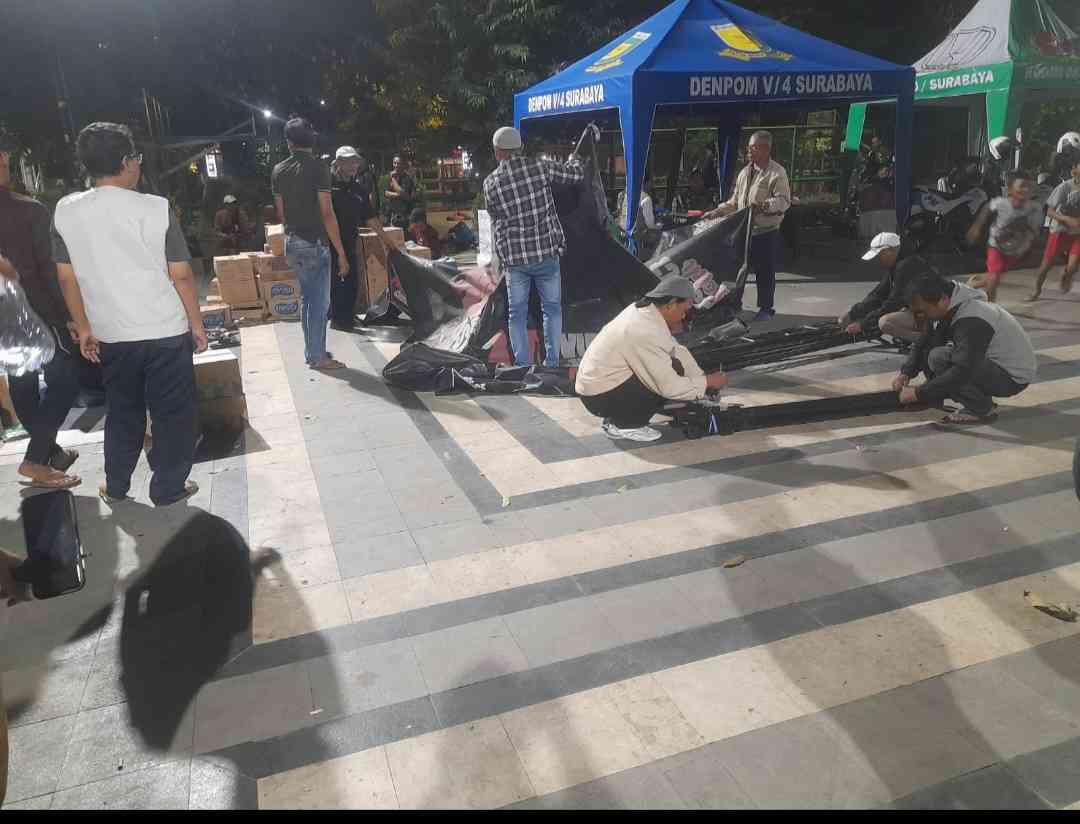 Orang-orang suruhan Sholeh saat membongkar poskonya di Taman Apsari Surabaya Senin (1/8/2025) malam. Foto: istimewa