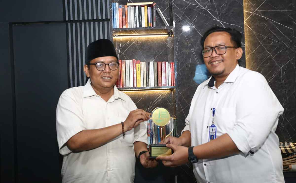 Ketua Umum FJN, Muhamad Didi Rosadi, saat menyerahkan penghargaan kepada Danu Ardhiarso. Foto: Ist