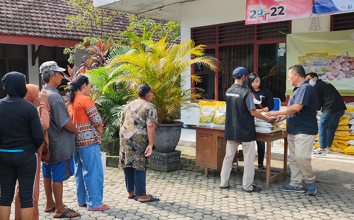 Warga Kota Kediri saat antre OPM di Halaman Kantor Kecamatan Kota. Foto: MUJI HARJITA/ BANGSAONLINE