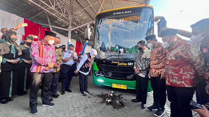 Tambah Armada Bus TRANSJATIM, Gubernur Khofifah Pastikan Waktu Tunggu Lebih Cepat 15 Menit