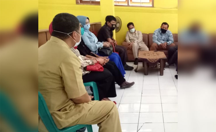 Anggota Komisi II DPRD Mojokerto sedang memberikan pengarahan kepada paguyuban pedagang dan UPT Pasar, agar ikut menekan harga sembako, saat sidak, Selasa (5/5). 
