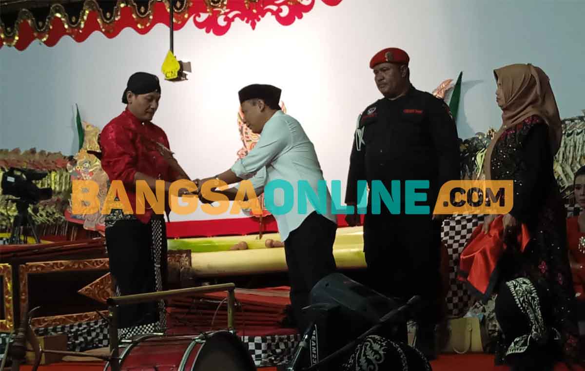 Ketua DPC PDIP Kabupaten Kediri, Murdi Hantoro, saat menyerahkan tokoh wayang kulit Noroyono kepada Ki Didik Wibisono. Foto: MUJI HARJITA/BANGSAONLINE