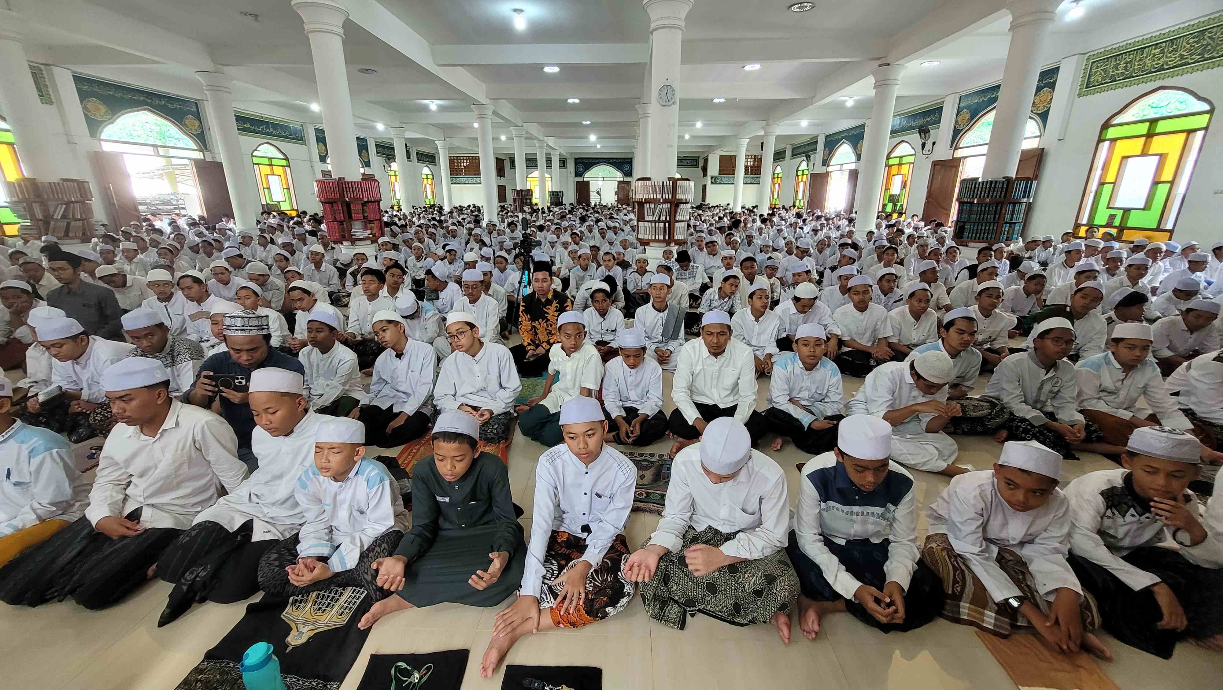 Para santri Pondok Pesantren Amanatul Ummah saat melaksanakan shalat ghaib dan tahlil untuk korban reruntuhan gedung Al Khoziny Buduran Sidoarjo, di Masjid Raya KH Abdul Chalim Pondok Pesantren Amanatul Ummah Pacet Mojokerto, Jumat (3/10/2025). Foto: bangsaonline