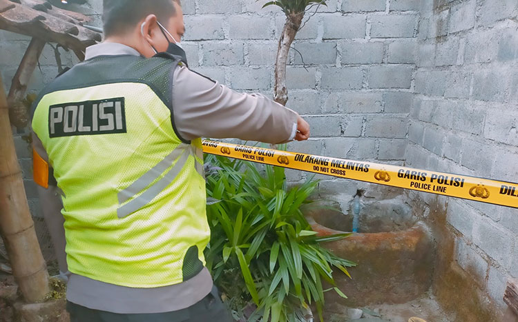 Petugas saat melakukan olah TKP. (foto: ist)