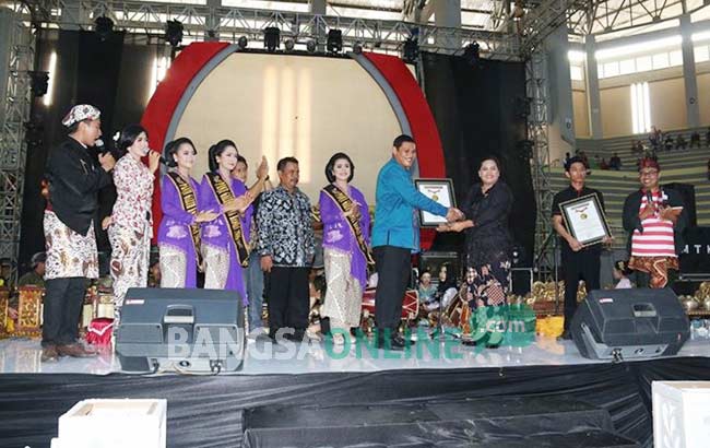 Wali Kota Kediri Abdullah Abu Bakar saat menerima penghargaan dari MURI. foto: arif kurniawan/ BANGSAONLINE