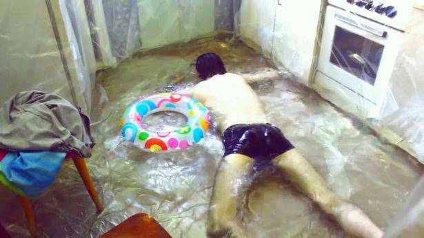 Dapur ini jadi kolam. Mungkin satu waktu perlu dibalik. Kolam renang berisi air jadikan dapur, bisa gak? foto: repro mirror.co.uk