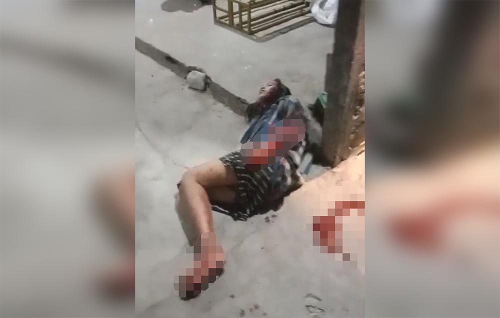 Tangkapan layar video amatir dari sosmed saat korban dievakuasi ke teras rumah warga terdekat sebelum dilarikan menuju RSUD. Foto: Ist.