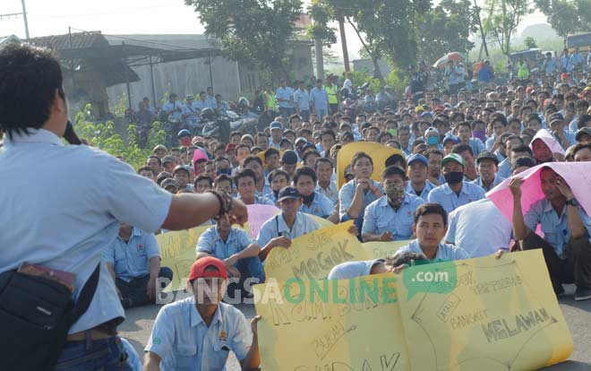Aksi para buruh PT Sejahtera Usaha Bersama (SUB) Diwek, Jombang, saat menggelar demo di depan pabrik. foto: rony suhartomo/ BANGSAONLINE