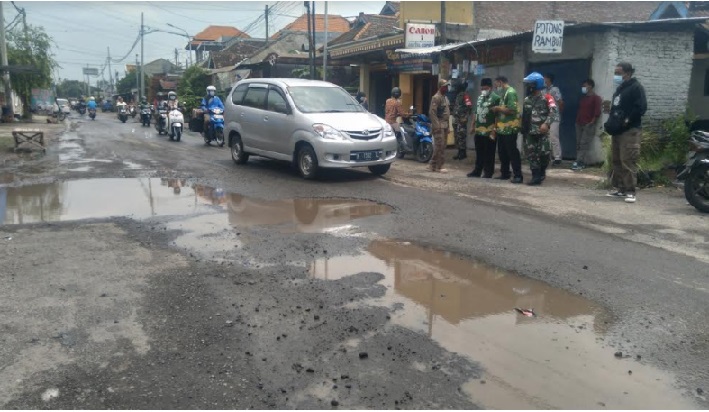 Kerusakan jalan di Pasuruan.