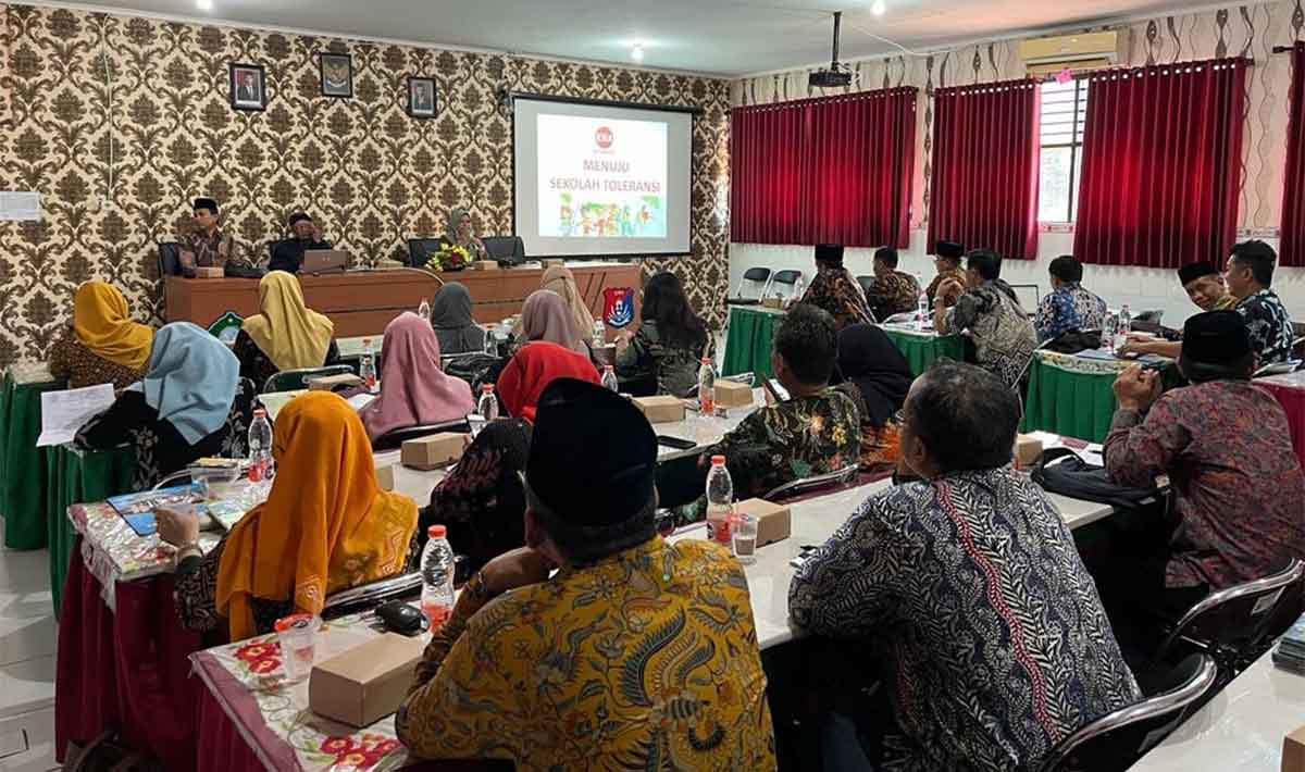 Para kepala sekolah saat berada di Ruang Pertemuan SMPN 2 Sidoarjo.