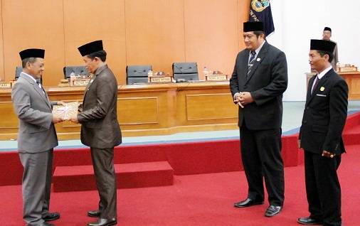 Bupati Indartato saat menyerahkan jawaban eksekutif di ruang sidang paripurna DPRD Pacitan. 