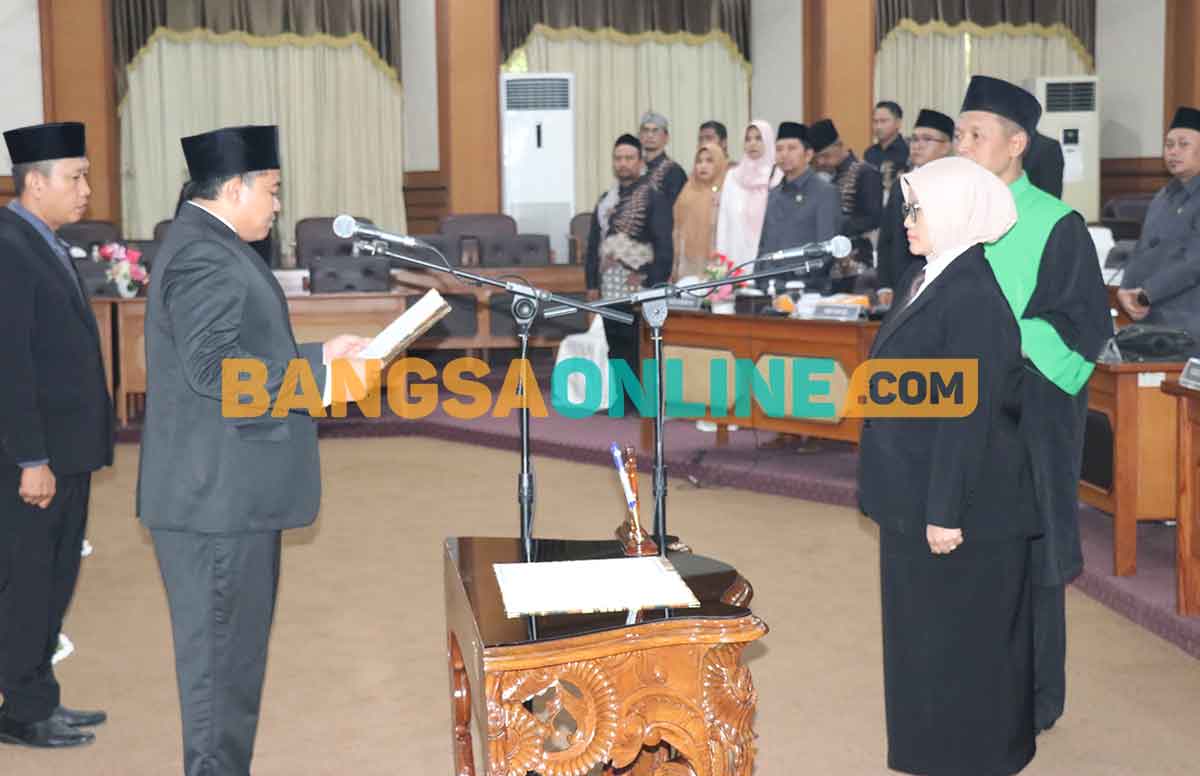 Ketua DPRD Gresik, M. Syahrul Munir, saat melantik Wahidatul Husnah sebagai anggota DPRD Gresik PAW periode 2024-2029. Foto: SYUHUD/ BANGSAONLINE