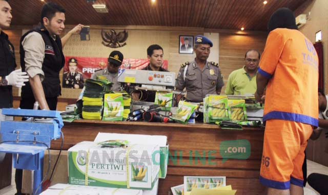 Kasat Reskrim Polres Kediri AKP Aldy Sulaiman menunjukan barang bukti ratusan bibit palsu. foto: arif kurniawan/ BANGSAONLINE
