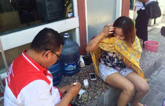 Petugas BNNP melakukan tes urin di tempat. Foto: rusmiyanto/BANGSAONLINE