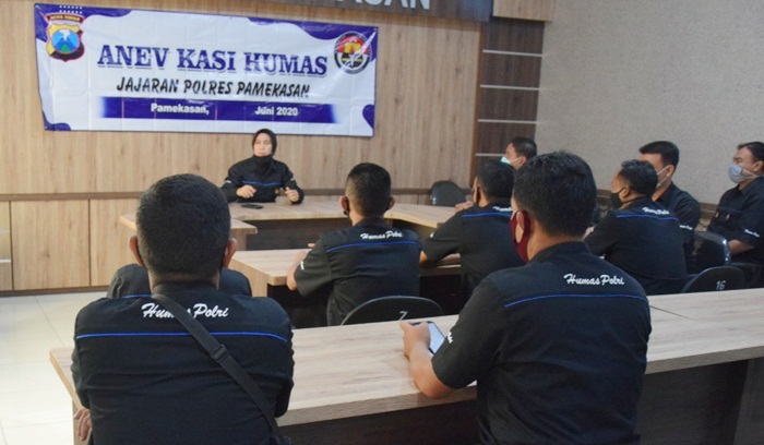 Kegiatan Anev dan pembekalan bagi kasi humas dan polsek jajaran di Mapolres Pamekasan.