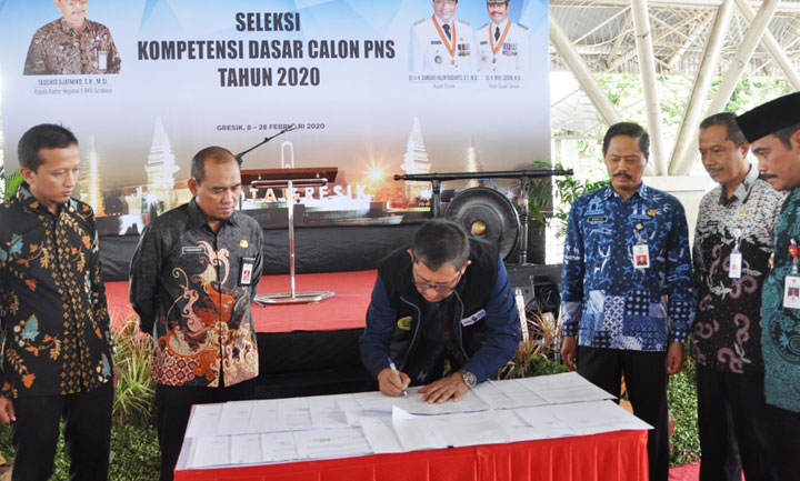 Wabup Moh. Qosim menyaksikan penandatanganan penyelenggaraan tes CPNS Gelombang I. foto: ist.
