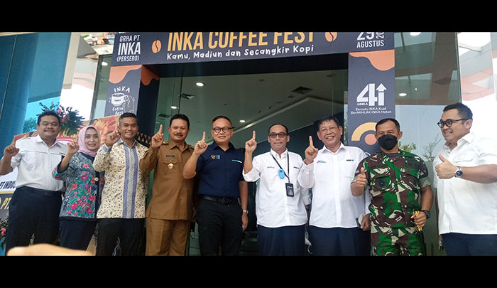 Wamen BUMN II Kartika Wirjoadmodjo berfoto bersama Wali Kota Madiun dan Direktur PT INKA.