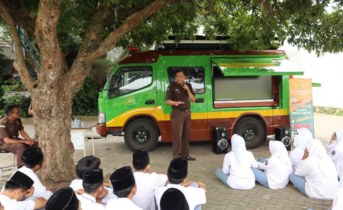 Tim Kejari Kota Kediri saat menyampaikan penyuluhan hukum di SMA Wahidiyah. Foto: Ist