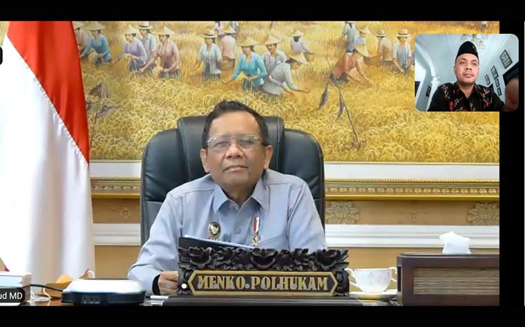Prof. Mahfud MD saat menyampaikan sambutan dalam halal bihalal online Sahabat Mahfud. 
