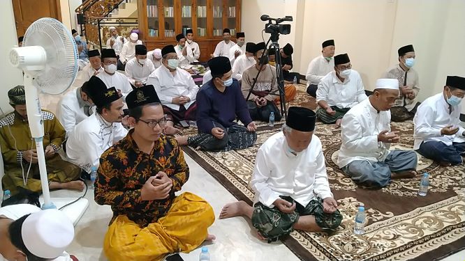 Para kiai, habaib, dan pimpinan organisasi keagamaan saat doa bersama, istighatsah dan salat malam di ndalem Ning Imah di kawasan Pondok Pesantren Amanatul Ummah Surabaya, Sabtu (12/7/2021) tadi malam. foto: mma/ BANGSAONLINE.com