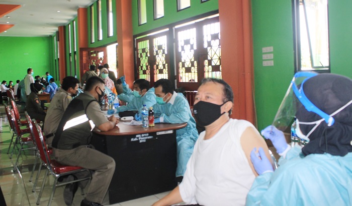 Ratusan ASN di kompleks Raci saat menjalani vaksinasi.