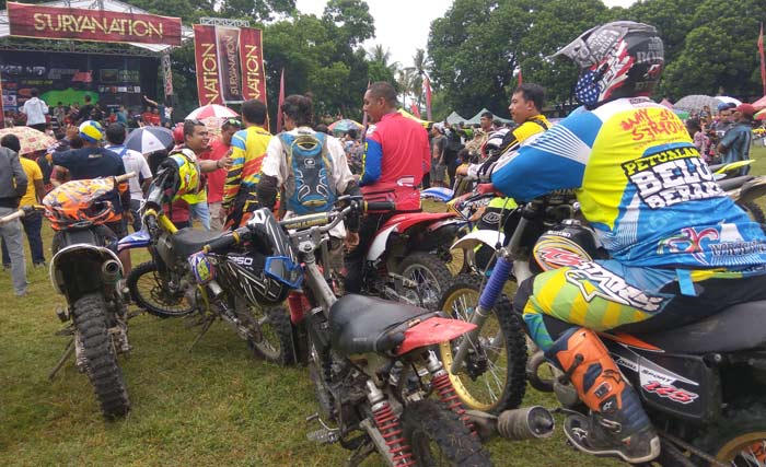 Sejumlah rider saat berkumpul di lapangan Desa Tawang Kecamatan Wates usai menyisiri Gunung Kelud. Foto: ARIF K/BANGSAONLINE

