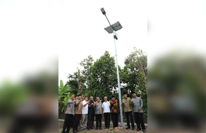 Peresmian PJU Tenaga Surya di salah satu ruas jalan Tuban.
