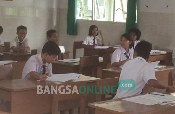 GAYENG: Suasana UN di salah satu sekolah yang masih menggunakan kertas. foto: arif kurniawan/ BANGSAONLINE