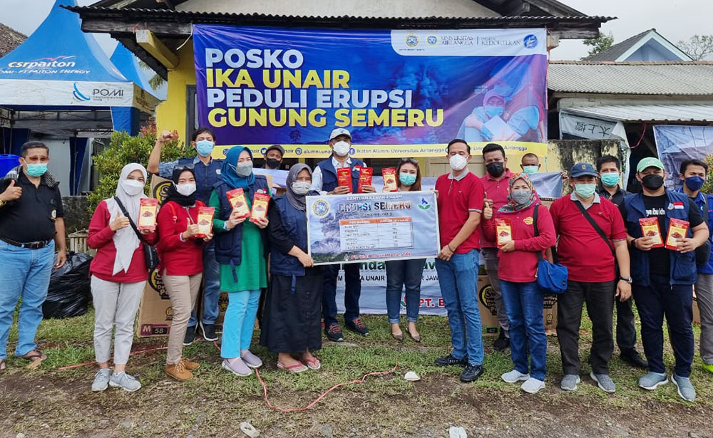Posko IKA Unair Peduli Erupsi Gunung Semeru saat menerima bantuan dari PT BISI untuk didistribusikan kepada korban erupsi Gunung Semeru.
