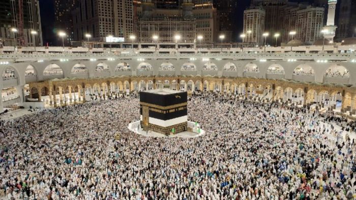 Jutaan umat Islam melakukan thawaf di Ka