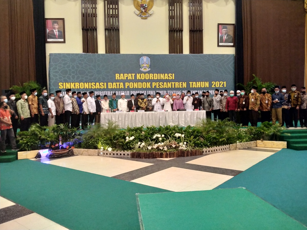 Biro Kesejateraan Masyarakat Provinsi Jawa Timur dan Komisi Hubungan Ulama-Umara Majelis Ulama Indonesia (MUI) Jawa Timur menggelar Rapat Koordinasi (Rakor) membahas  Sinkronisasi Data Pondok Pesantren Tahun 2021 di Islamic Center Surabaya, Jumat (9/4/20210). Terutama melakukan Kajian Rancangan Peraturan Daerah Provinsi Timur tentang Pengembangan Pesantren. Foto: MMA/BANGSAONLINE.com