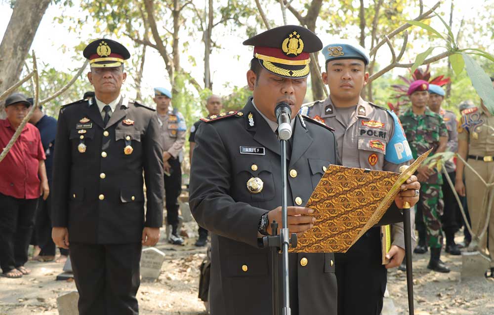 Kapolres Gresik AKBP Arief Kurniawan saat memimpin upacara pemakaman anggota Sidokkes Polres Gresik Aipda Wahyudi. Foto: Ist.