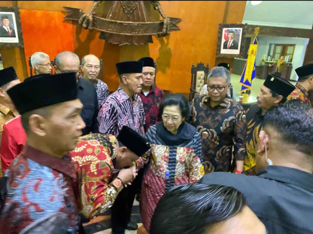 Ketua DPC PDIP Gresik, Mujid Riduan mencium tangan Megawati Soekarnoputri saat tiba di pendopo Ronggo Hadi Negoro, Kabupaten Blitar. (Ist)