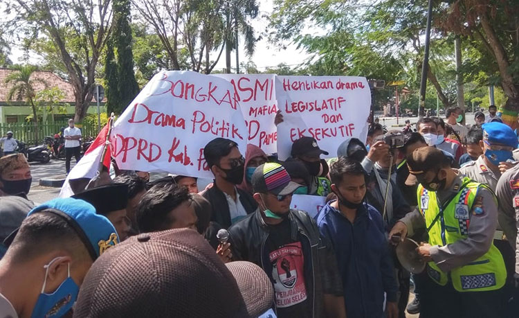 Massa Jaka Jatim saat melakukan orasi di depan Gedung DPRD Kabupaten Pamekasan. (foto: ist).