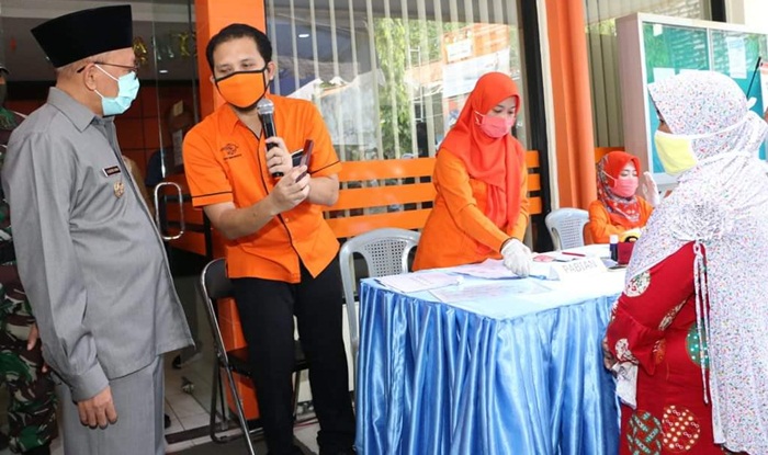Secara simbolis Bupati Sumenep serahkan BST KPM untuk kebutuhan keluarga terdampak Covid-19.