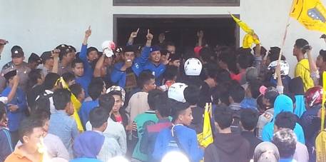 Aksi Demo Ratusan Mahasiswa PMII di kantor DPRD Kab. Sumenep. (Faisal/BANGSAONLINE)