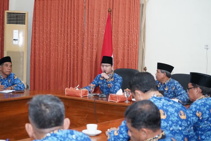 Bupati Trenggalek, Moch. Nur Arifin saat memimpin rapat