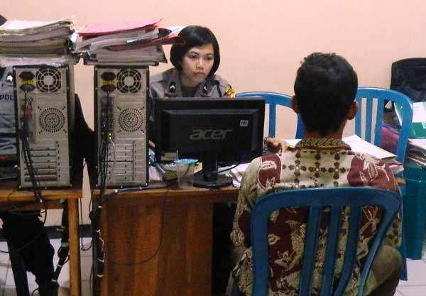 UR dalam pemeriksaan Polres Ngawi. Foto: zainal abidin/BANGSAONLINE
