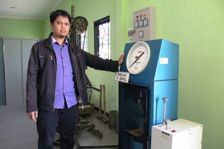 ?Salah satu laboraturium teknik Sipil. foto:nur faishal/BANGSAONLINE