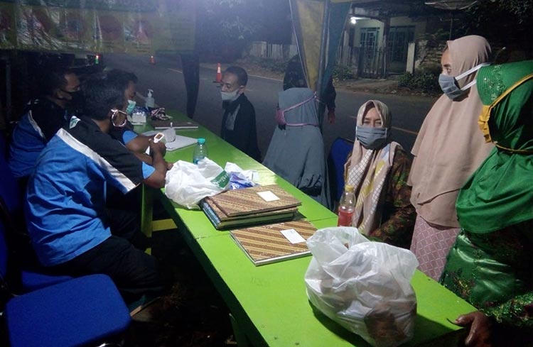 Personel Dinas Kominfo Sumenep selalu siaga menunggu tugas.