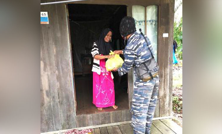 Salah satu warga Bahaur yang Ikut terdampak Covid-19 menerima pembagian sembako dari petugas Lanal Banjarmasin.