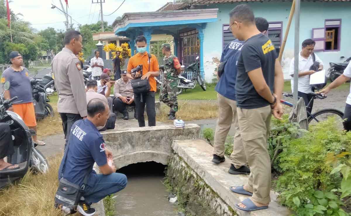 Petugas saat mengevakuasi balita yang ditemukan tewas tenggelam di Blitar.