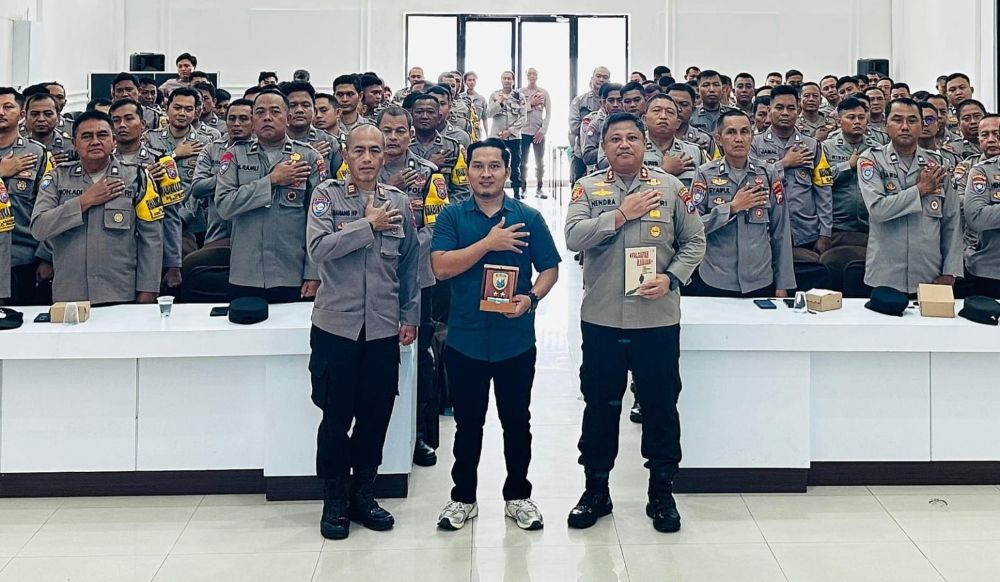 Kegiatan pelatihan dan penulisan konten kreatif anggota Polres Pamekasan di Gedung Tatag Trawang Tungga
